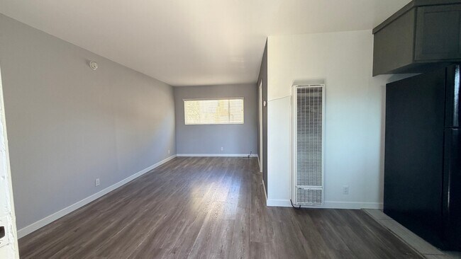 Building Photo - 15483 Moorpark St