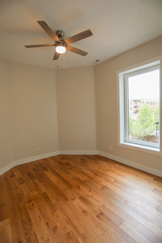 Building Photo - 2230 W Wilson Ave
