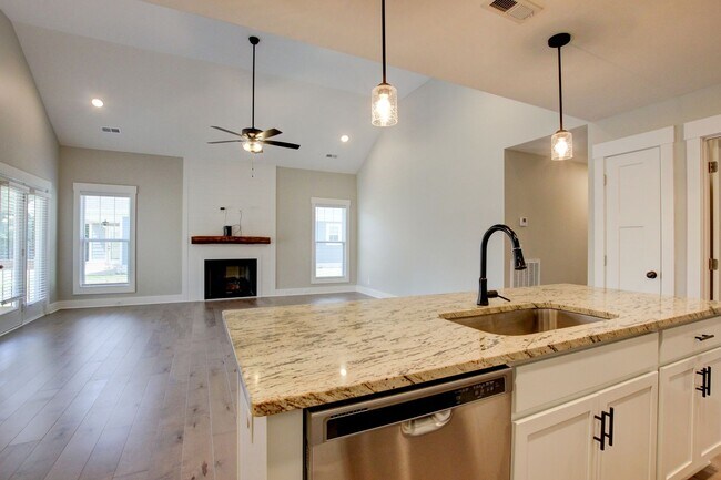 Building Photo - Fresh and Clean 3 bed/2 bath minutes from Exit 8.  Show Stopper!