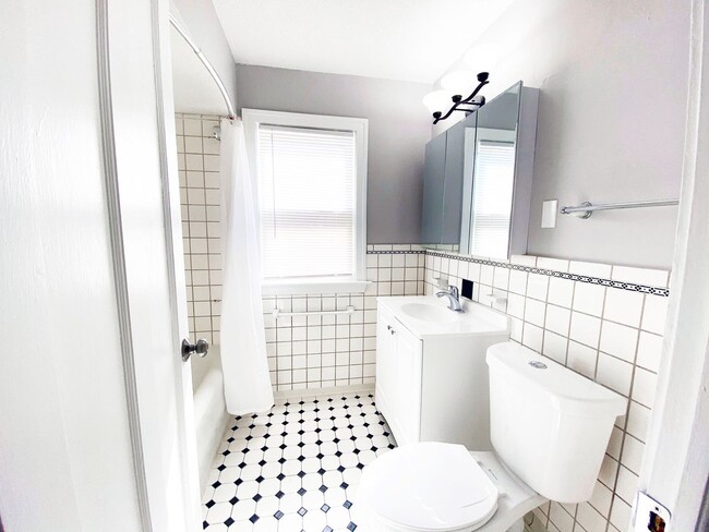 Building Photo - 4 Bed - 1 Bath Colonial for Rent in Clevel...