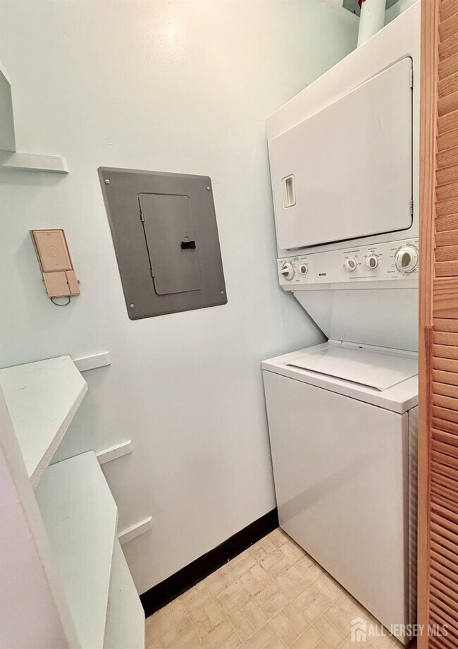 Building Photo - 2310 Ravens Crest Dr