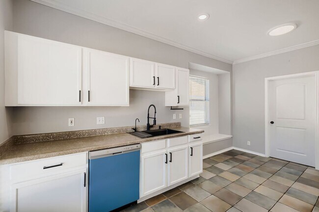 Building Photo - 5635 Midcrown Dr