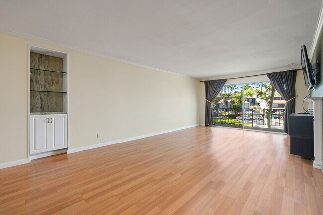Building Photo - Available now! Updated Versailles Condo in Newport Beach
