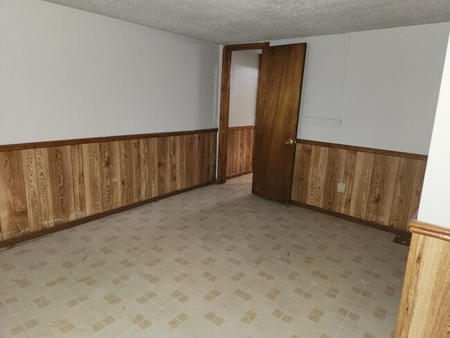 Building Photo - 2-bedroom Single Family - Available now!