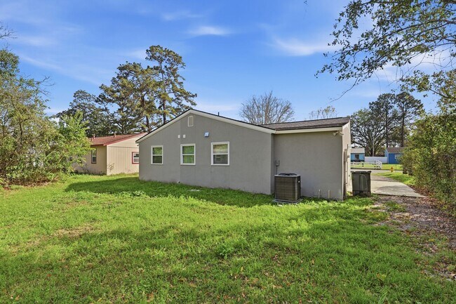 Building Photo - Newly Renovated Home in Westside Savannah