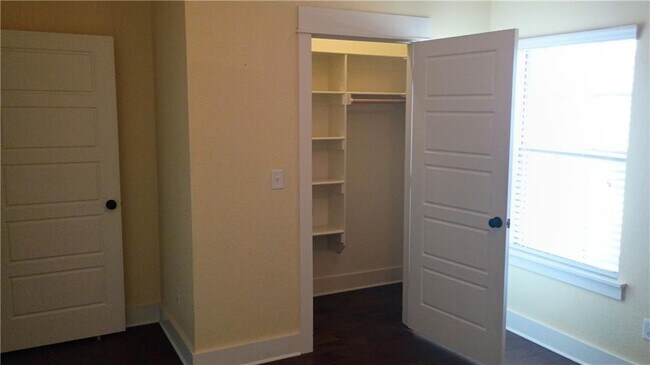 Building Photo - 1610 Sweetbriar Way