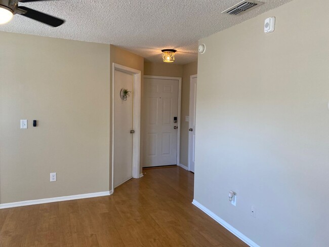 Building Photo - Rental Special-FABULOUS 2/2 Condo in Regen...