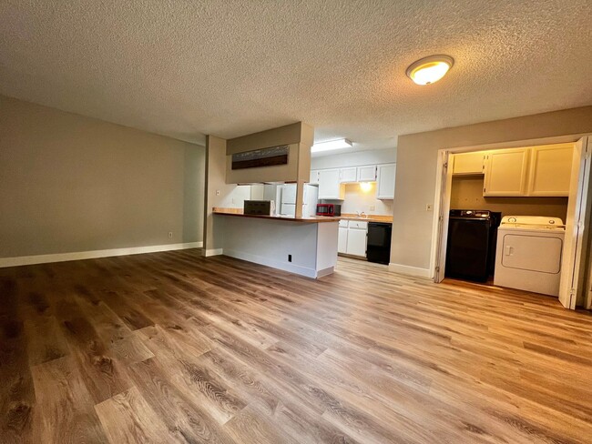 Building Photo - 3 Bedroom 2 Bathroom Ranch Style Home!