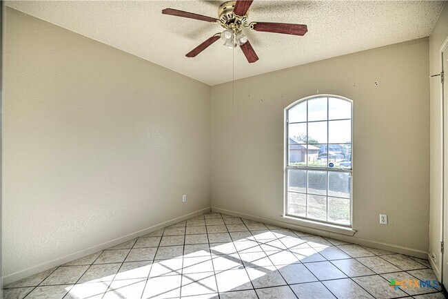 Building Photo - 3805 Riverrock Dr