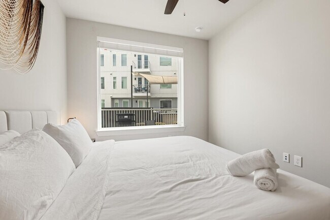 Building Photo - 5820 1/2 Cameron Rd