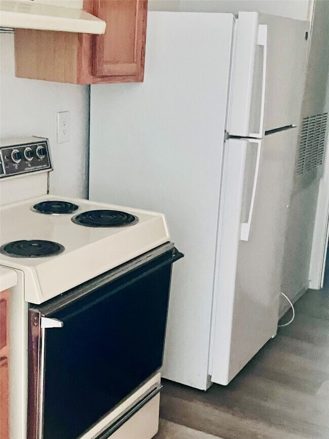 Building Photo - 9797 Leawood Blvd