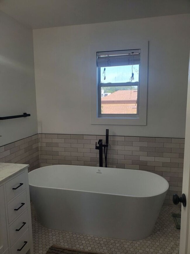 Building Photo - Beautifully Updated 3/2 One Mile from Beach!
