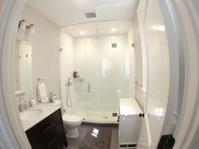 Building Photo - Luxury 4 bedroom 4.5 bathroom new reno Coo...