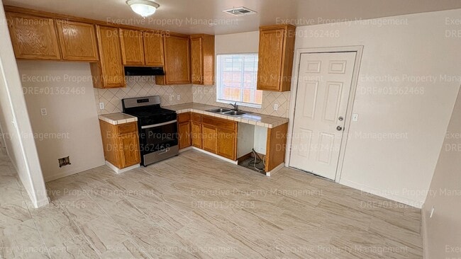 Building Photo - 3 bedroom/ 2 bathroom apartment