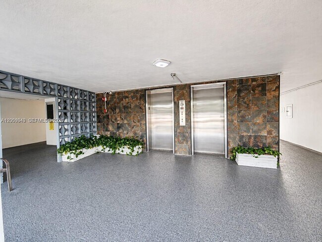 Building Photo - 950 Hillcrest Dr
