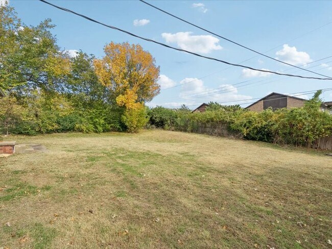 Building Photo - 2607 S Maplewood Ave