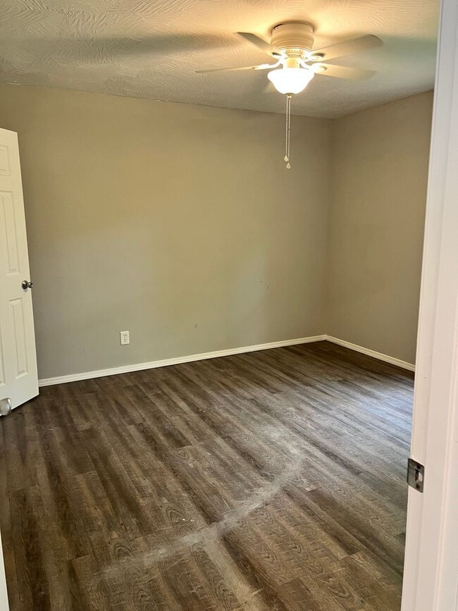 Building Photo - 3 Bed 2 Bath House