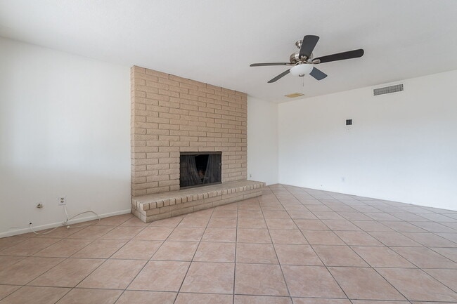 Building Photo - 2543 E Huntington Dr