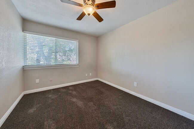 Building Photo - Beautifully Updated 3-Bed Townhome in Carm...