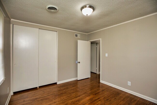 Building Photo - ** 3 bed 2 bath located in Forrest Hills ** Call 334-366-9198 to schedule a self showing