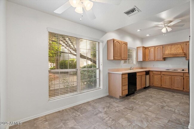 Building Photo - 5200 S Lakeshore Dr