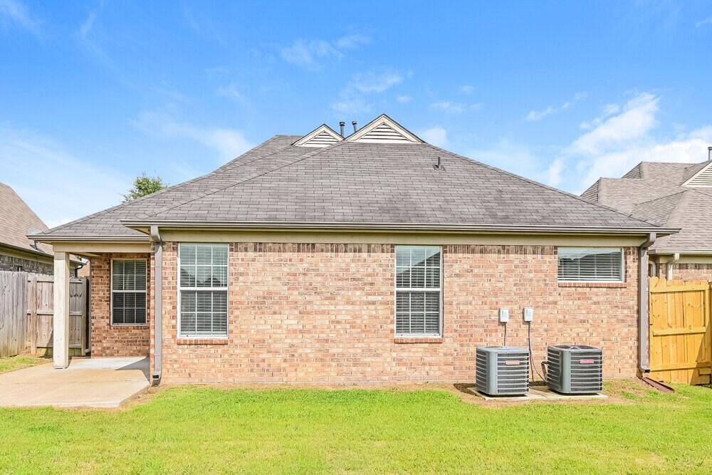Building Photo - 7895 Ridgedale Dr