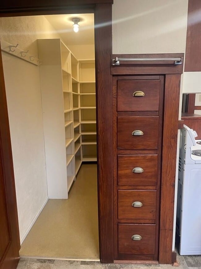 Building Photo - Spacious Craftsman Home