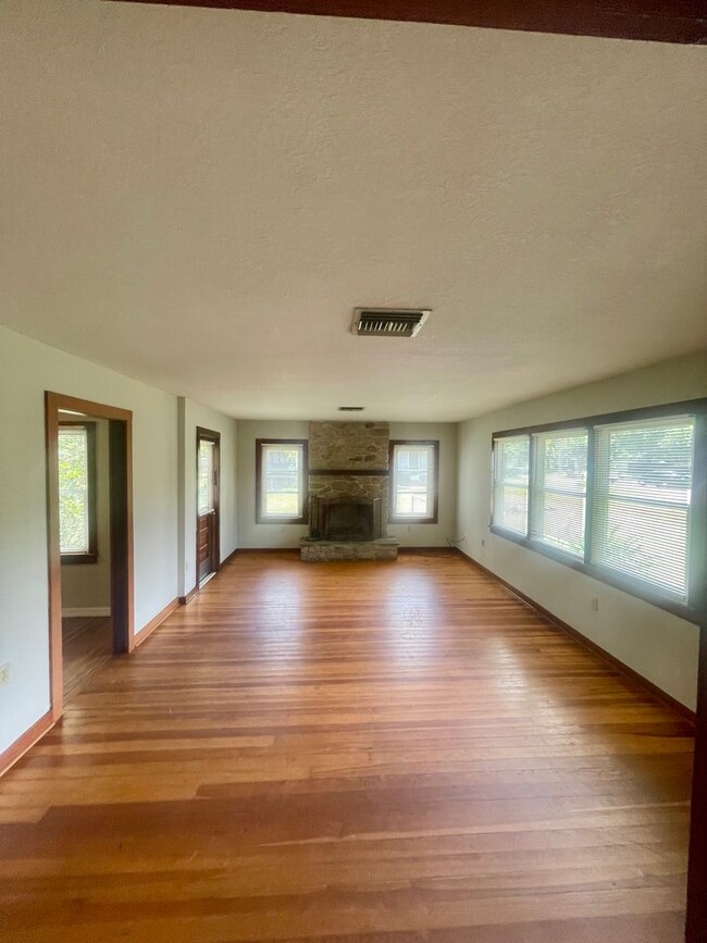 Building Photo - 3 Bed 2 Bath Home w/ Hardwood Floors and L...