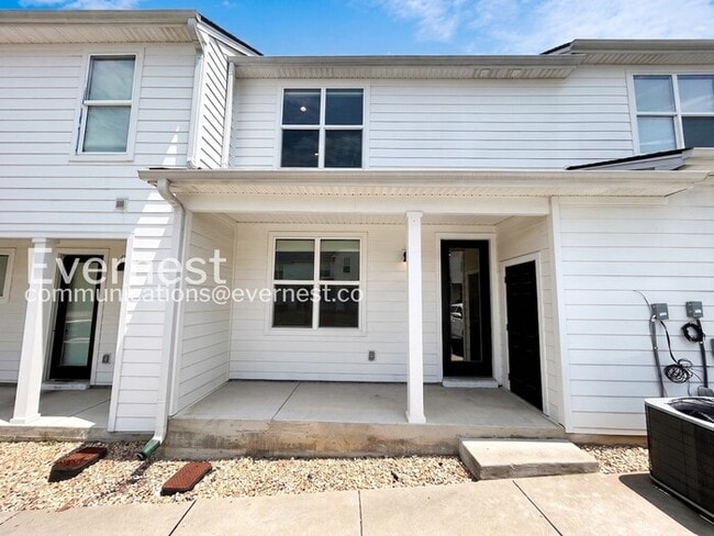 Building Photo - 2-Bed/2.5Bath Town Home/Pet Friendly/Available Soon!