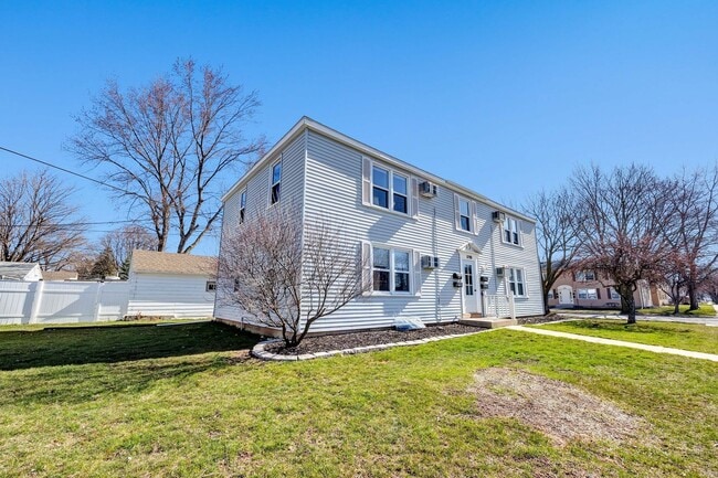 Building Photo - Charming 1-Bedroom Lower Apartment — West Side Green Bay