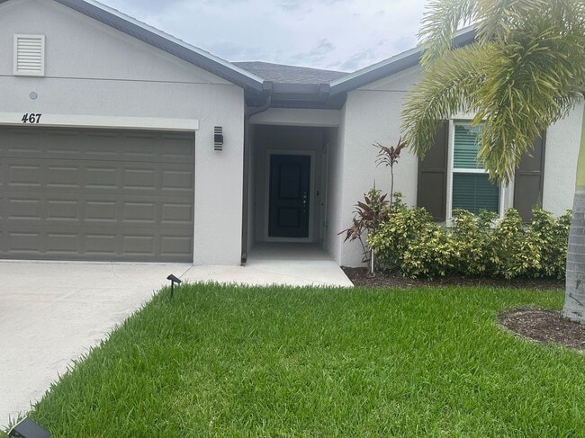 Building Photo - 467 SW Jeanne Ave