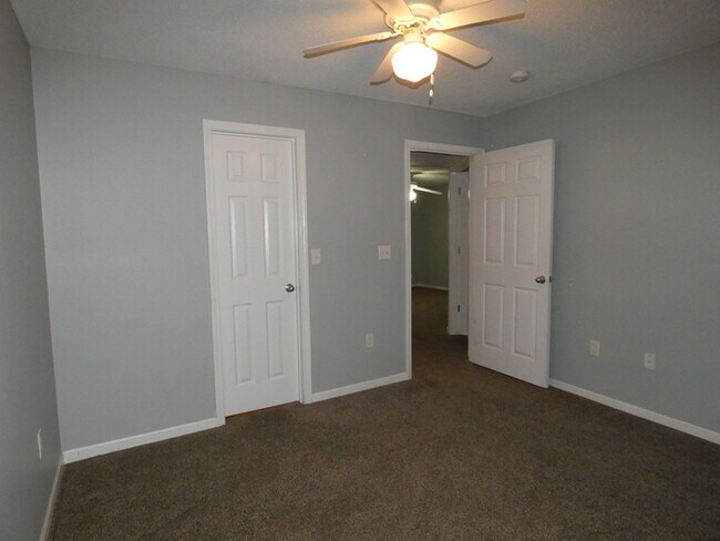 Building Photo - Beautiful Condo in Gladstone, MO
