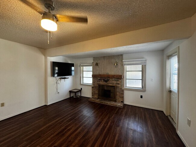 Building Photo - 630 N Crooked Lake Dr