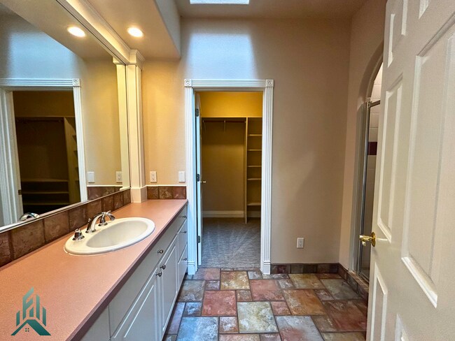 Building Photo - Modern and Spacious 3 Bed/2.5 Bath Home