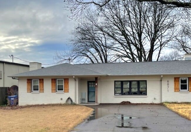 Building Photo - Cute bungalow in the heart of everything! Updated!