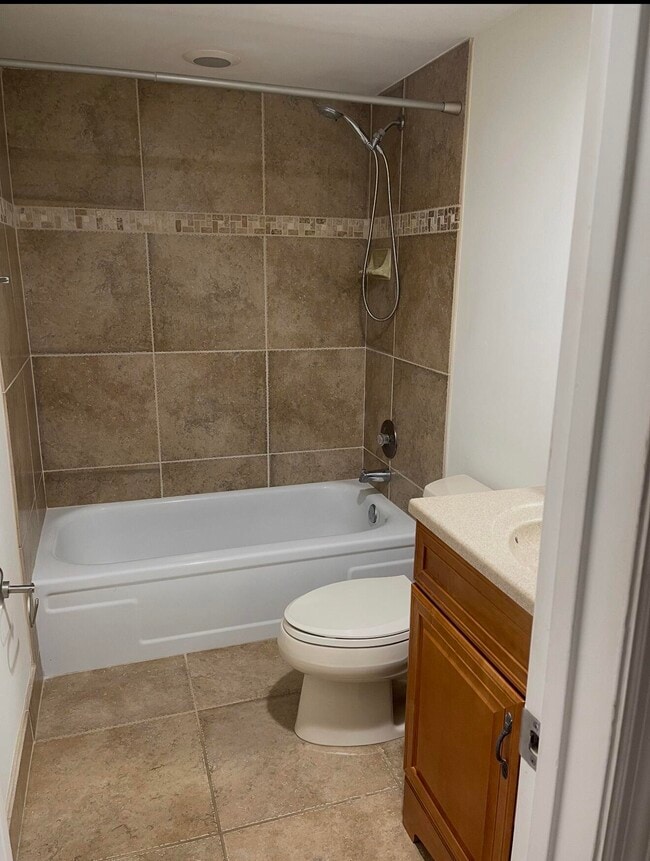 Building Photo - 2820 SW 22nd Ave