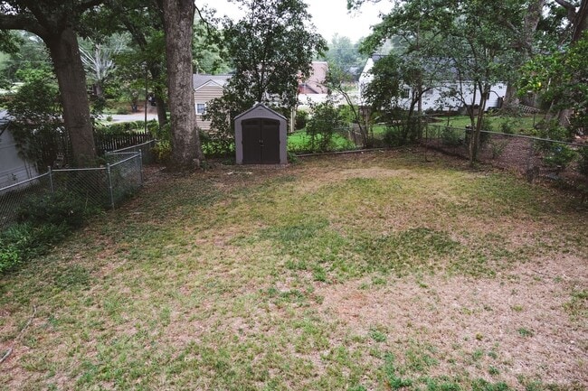 Building Photo - 2 bedroom, 1 bath Brick Bungalow in Prime ...