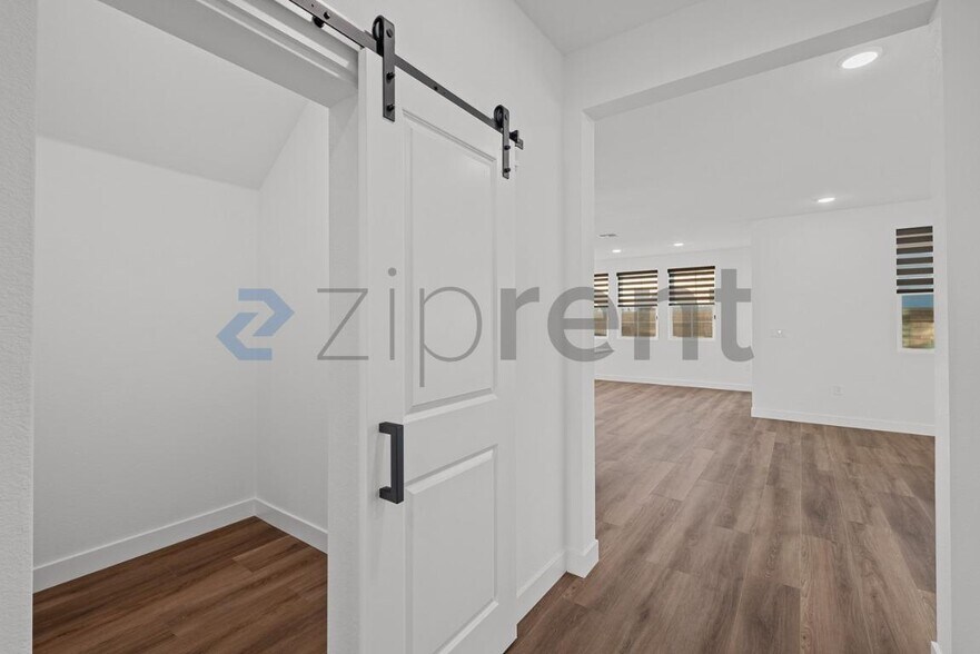 Building Photo - Unit