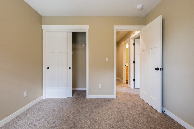 Building Photo - 4 Bedroom 2.5 Bath