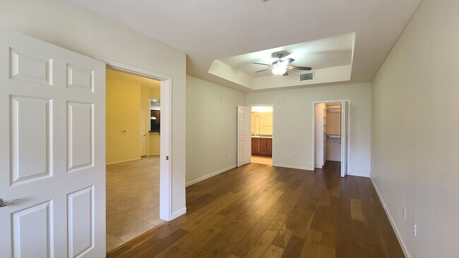 Building Photo - 2 Bedroom condo located in Park Avenue