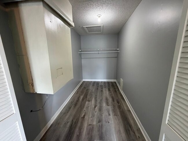 Building Photo - 4947-4947 7 Pine Cir