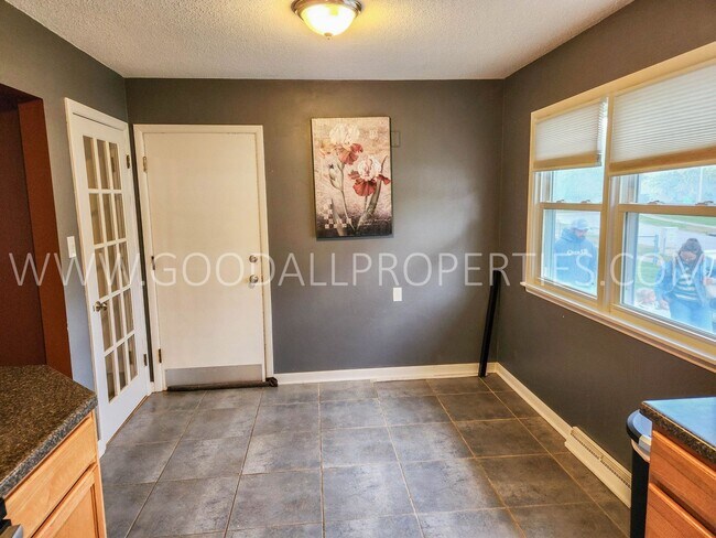 Building Photo - Charming 4-Bedroom Ranch in West Des Moines with a fenced in yard and a finished basement!!