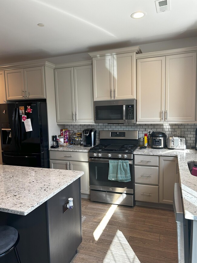 Building Photo - 16760 River View Cir