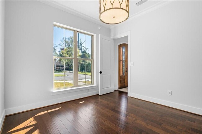 Building Photo - 5488 Hilltop Dr N