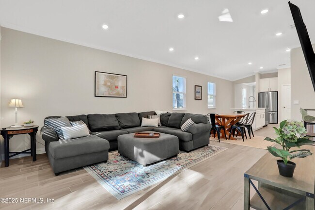 Building Photo - 404 Thistleton Wy