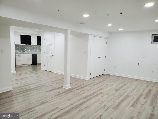 Building Photo - 212 N Van Buren St