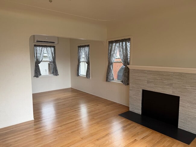 Building Photo - Great 2 bedroom 1 bath ready to move in