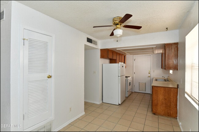 Building Photo - 8933 Kenneth St