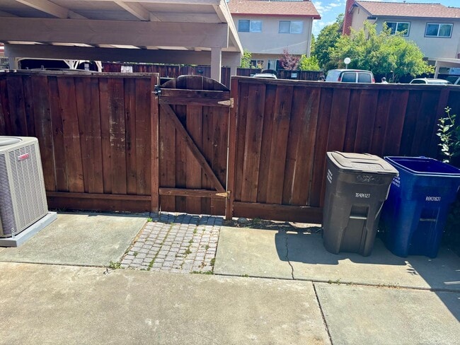 Building Photo - Light and Bright Townhouse in Sought-After...