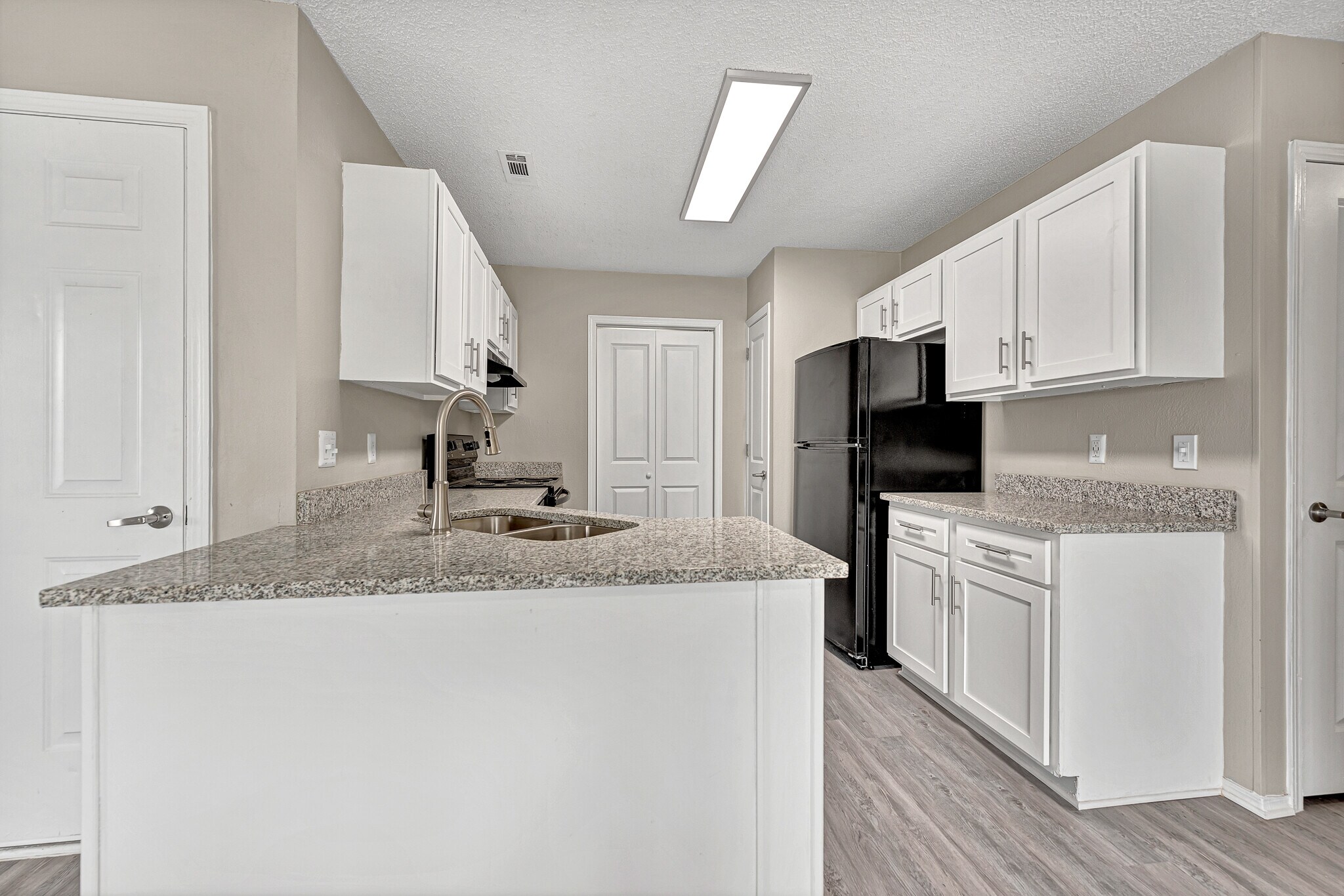 Building Photo - 4660 W Dover St